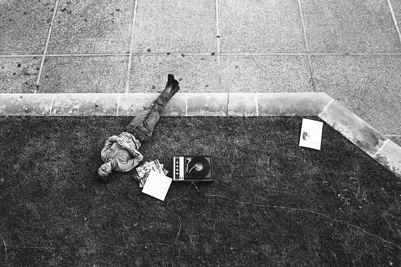 800px-Listening_to_is_Yes'_self-titled_debut_album_from_1969